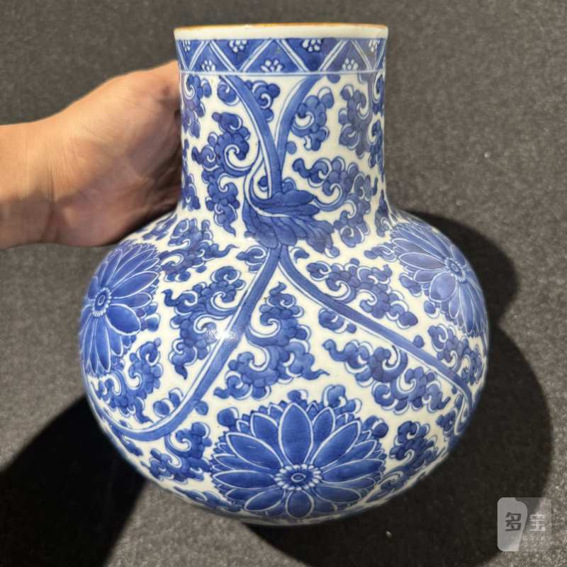 清康熙 青花缠枝莲纹天球瓶 - 图3